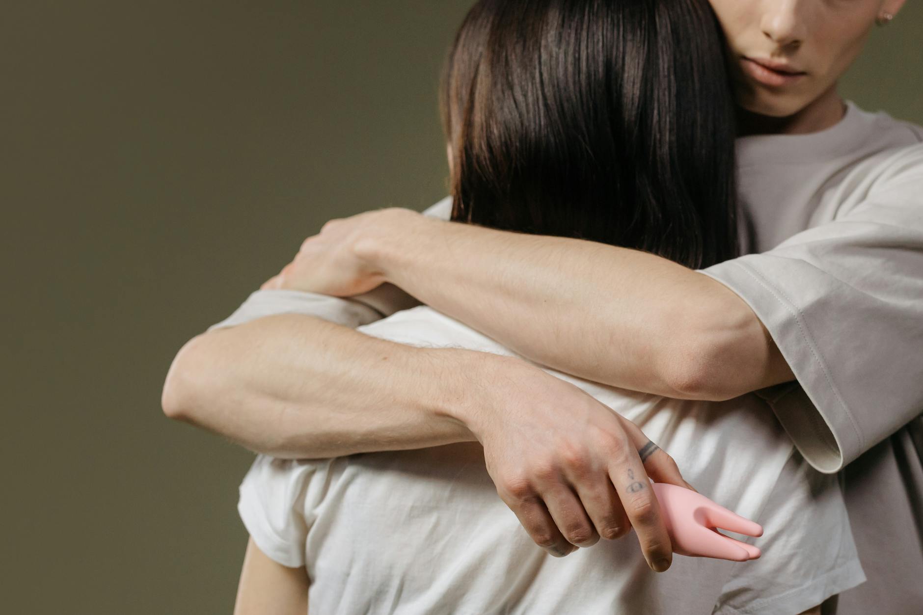 Un couple s'embrassant avec tendresse, illustrant la connexion intime et l'affection mutuelle.