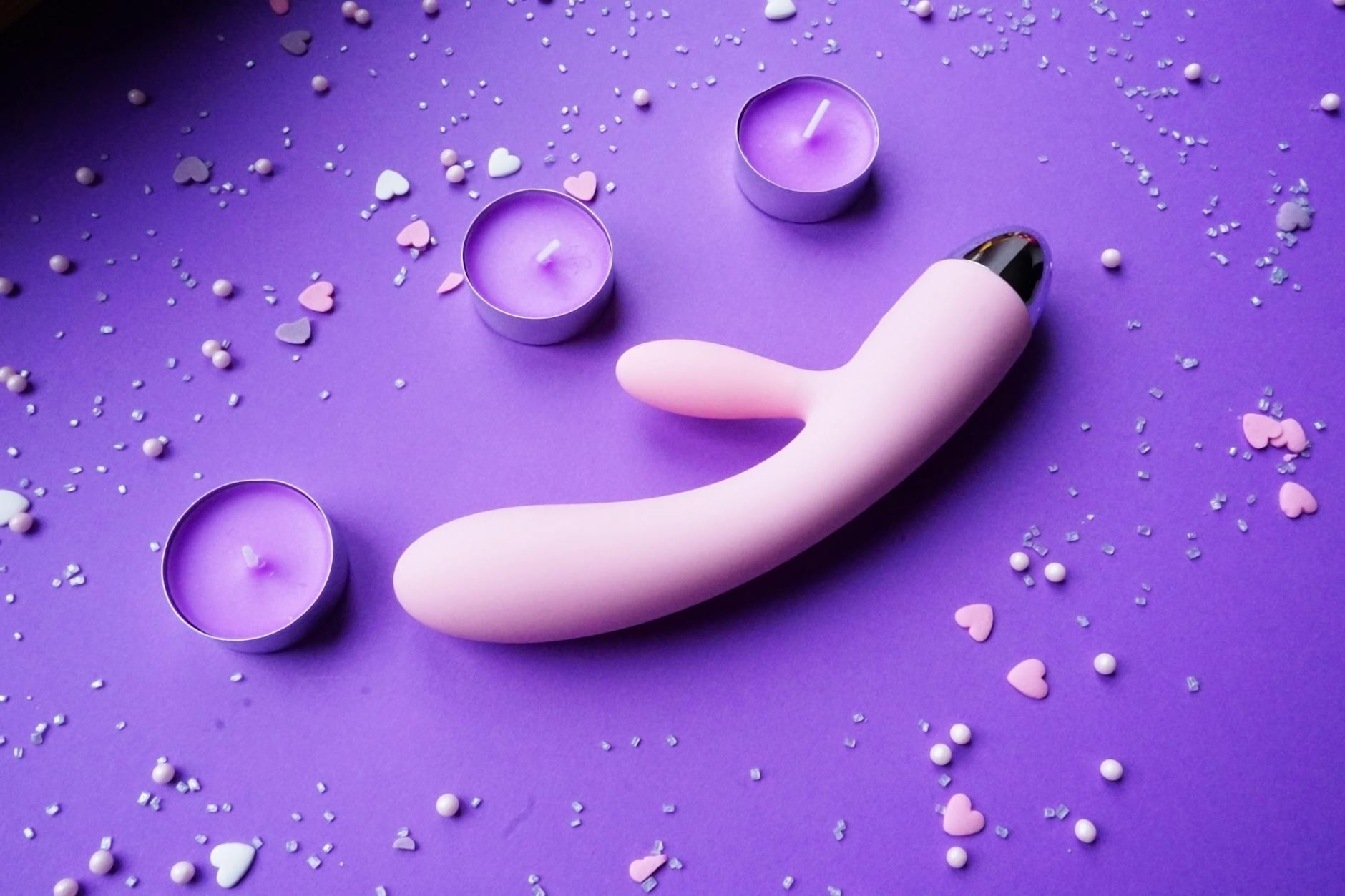 Collection éclatante de jouets en silicone sur tissu bleu foncé, mettant en avant diverses couleurs et formes