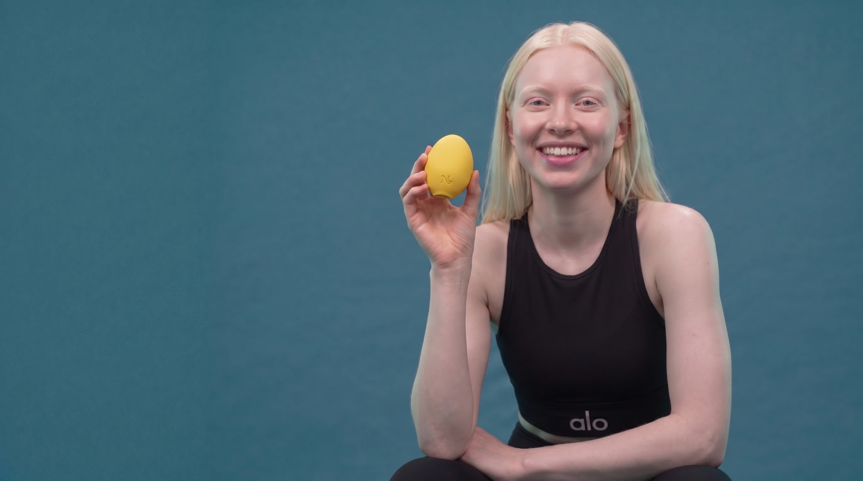 Hallo Nancy Lemon lemon clitoral vibrator lifestyle shot
